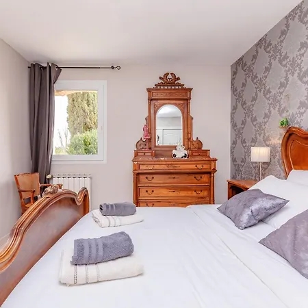 Larmes - Spacieuse - Piscine -