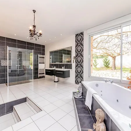 Villa Larmes - Spacieuse - Piscine - *