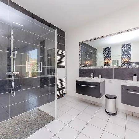 Villa Larmes - Spacieuse - Piscine -