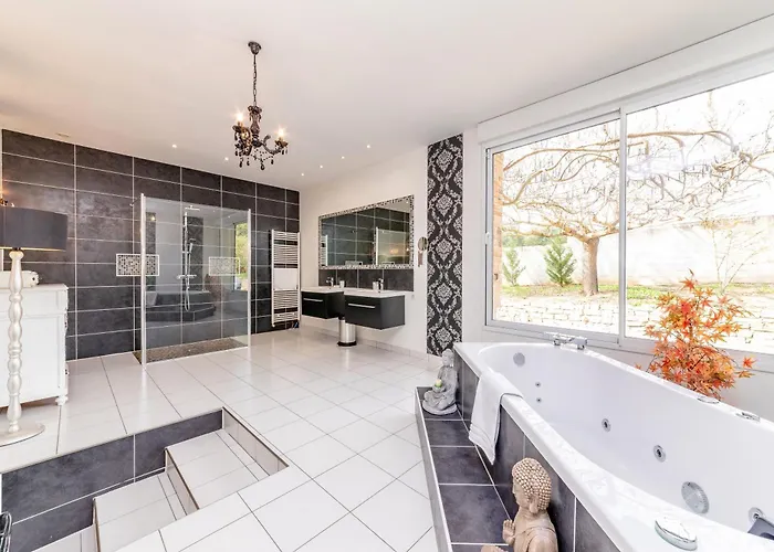 Villa Larmes - Spacieuse - Piscine - *