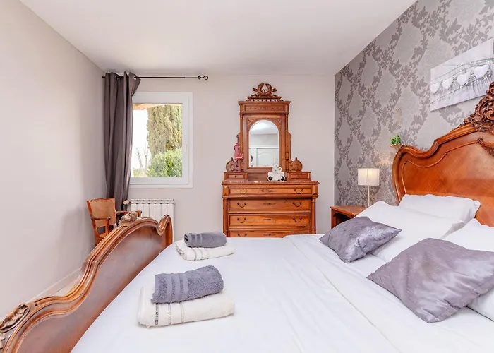 Larmes - Spacieuse - Piscine -