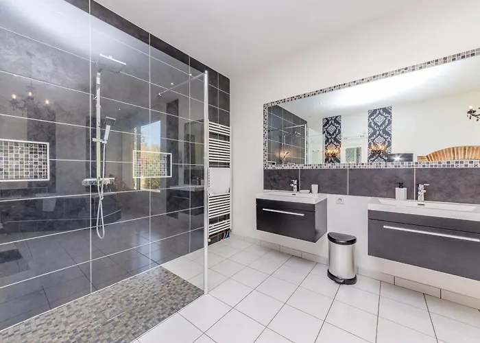 Villa Larmes - Spacieuse - Piscine -