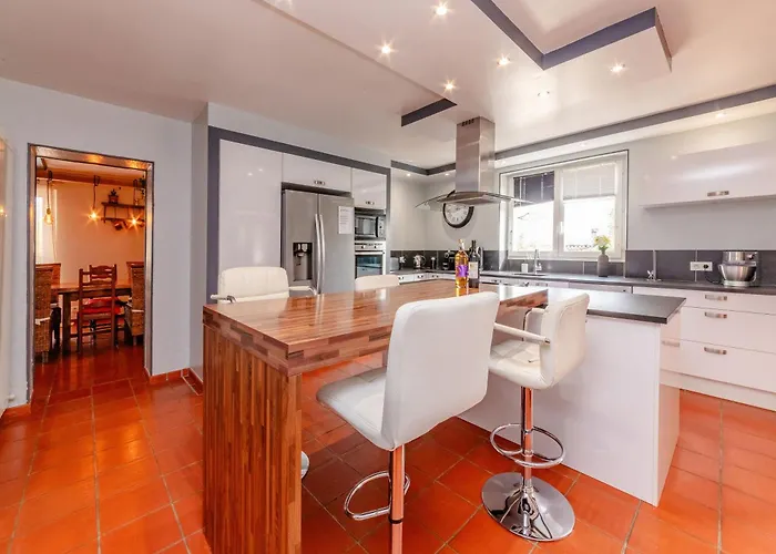 Villa Larmes - Spacieuse - Piscine -